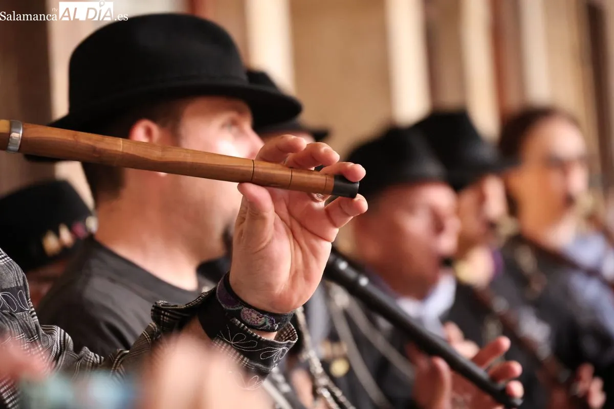 La agrupación folclórica Peña El Tamboril ha celebrado este domingo su tradicional pasacalles | FOTOS: David Sañudo