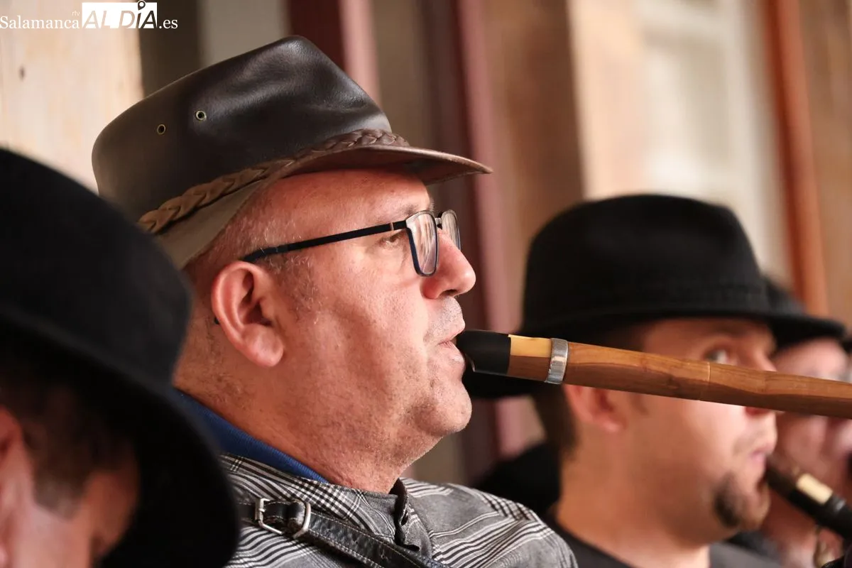 La agrupación folclórica Peña El Tamboril ha celebrado este domingo su tradicional pasacalles | FOTOS: David Sañudo