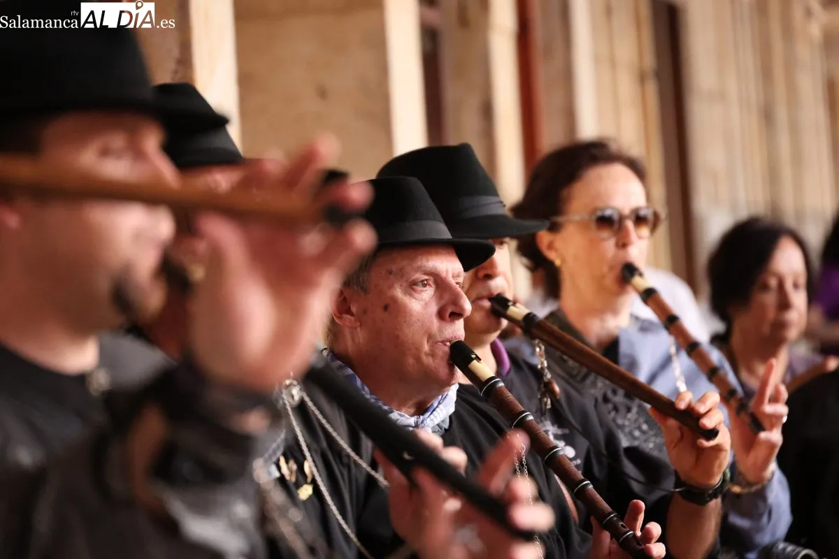 La agrupación folclórica Peña El Tamboril ha celebrado este domingo su tradicional pasacalles | FOTOS: David Sañudo