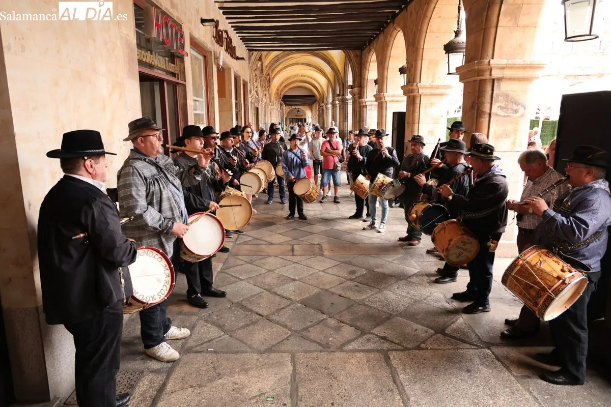 La agrupación folclórica Peña El Tamboril ha celebrado este domingo su tradicional pasacalles | FOTOS: David Sañudo