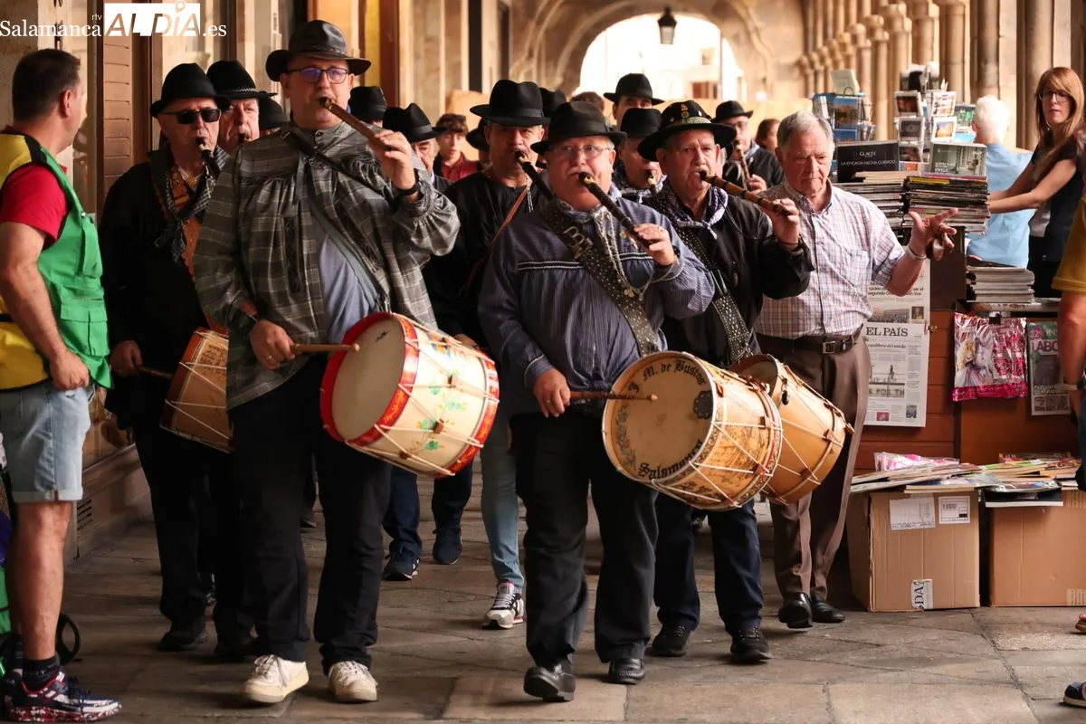 La agrupación folclórica Peña El Tamboril ha celebrado este domingo su tradicional pasacalles | FOTOS: David Sañudo