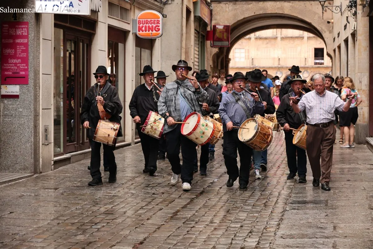 La agrupación folclórica Peña El Tamboril ha celebrado este domingo su tradicional pasacalles | FOTOS: David Sañudo