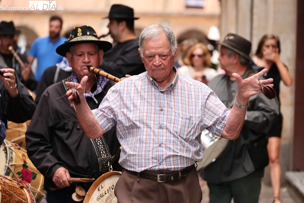La agrupación folclórica Peña El Tamboril ha celebrado este domingo su tradicional pasacalles | FOTOS: David Sañudo