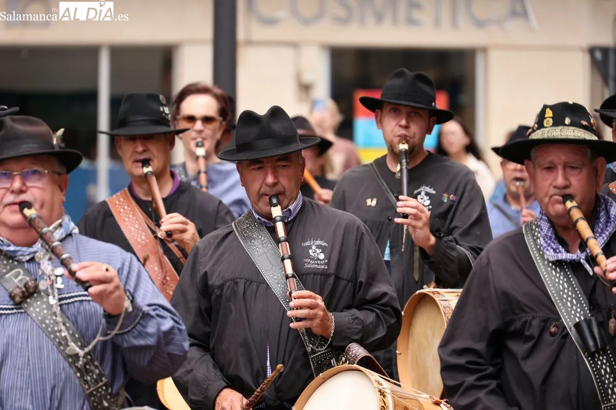 La agrupación folclórica Peña El Tamboril ha celebrado este domingo su tradicional pasacalles | FOTOS: David Sañudo