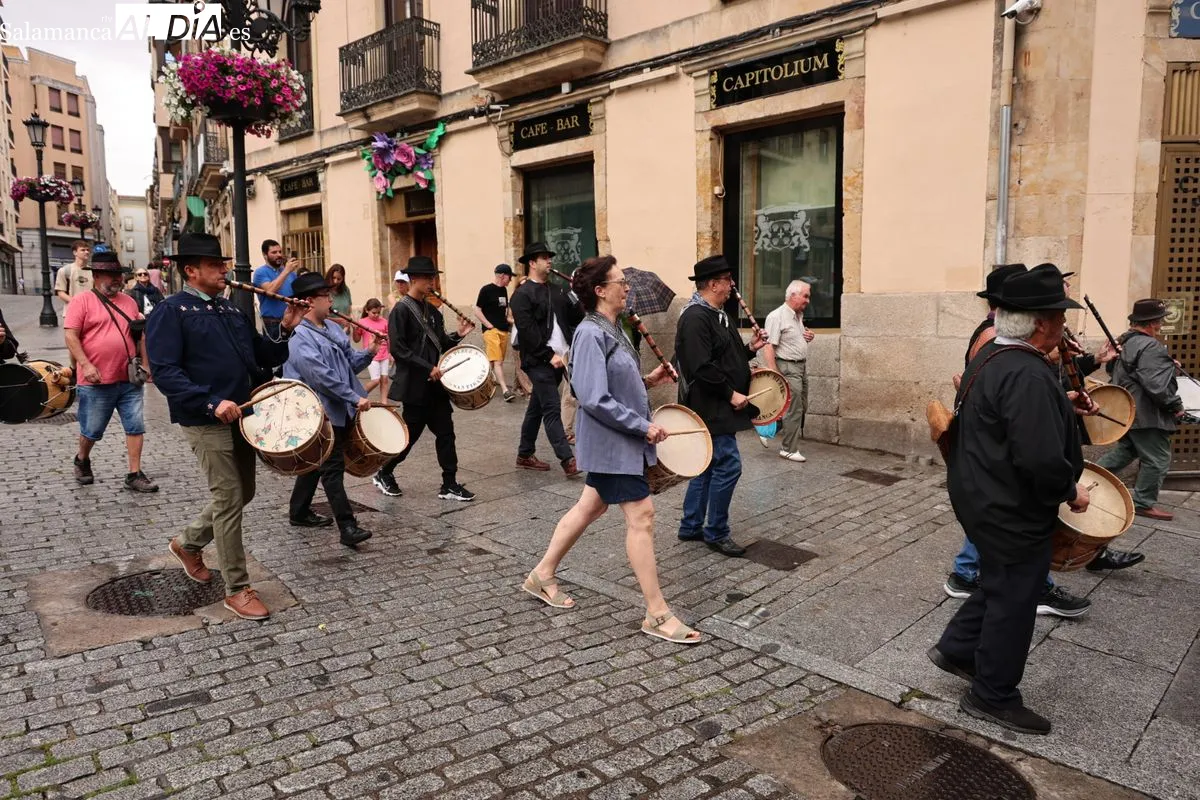 La agrupación folclórica Peña El Tamboril ha celebrado este domingo su tradicional pasacalles | FOTOS: David Sañudo