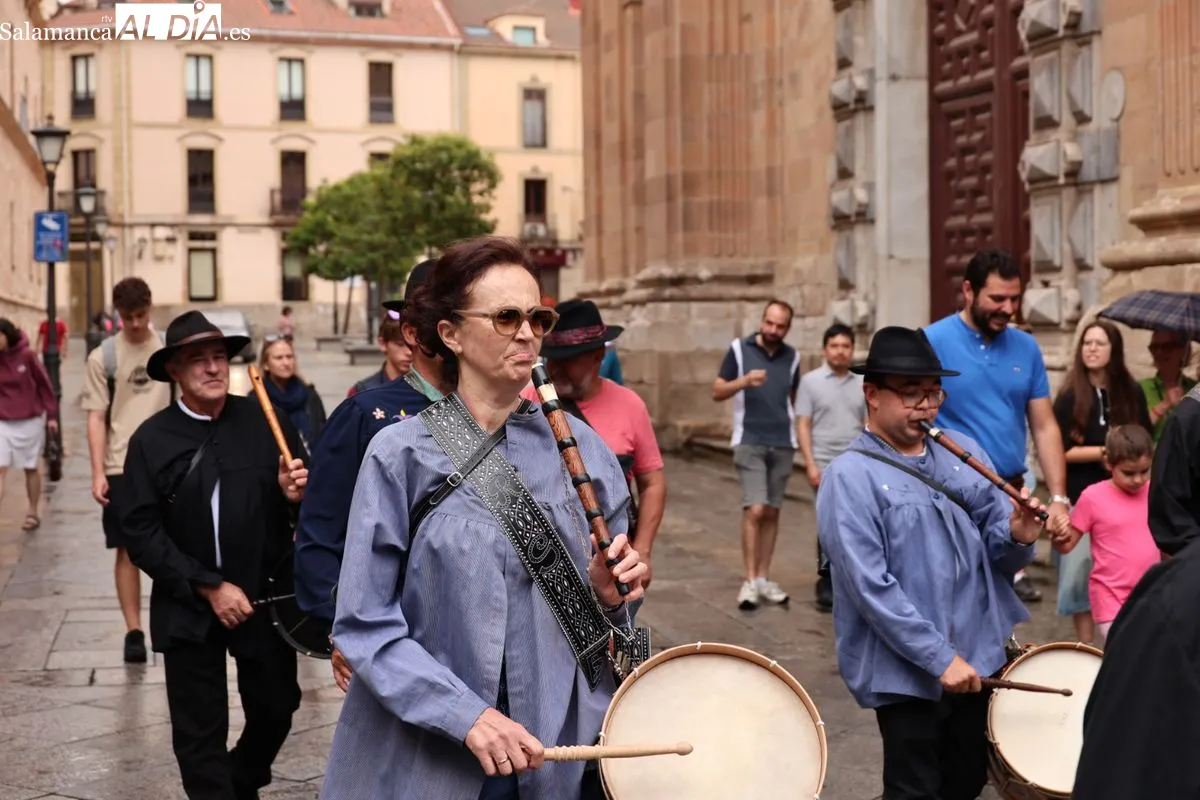 La agrupación folclórica Peña El Tamboril ha celebrado este domingo su tradicional pasacalles | FOTOS: David Sañudo