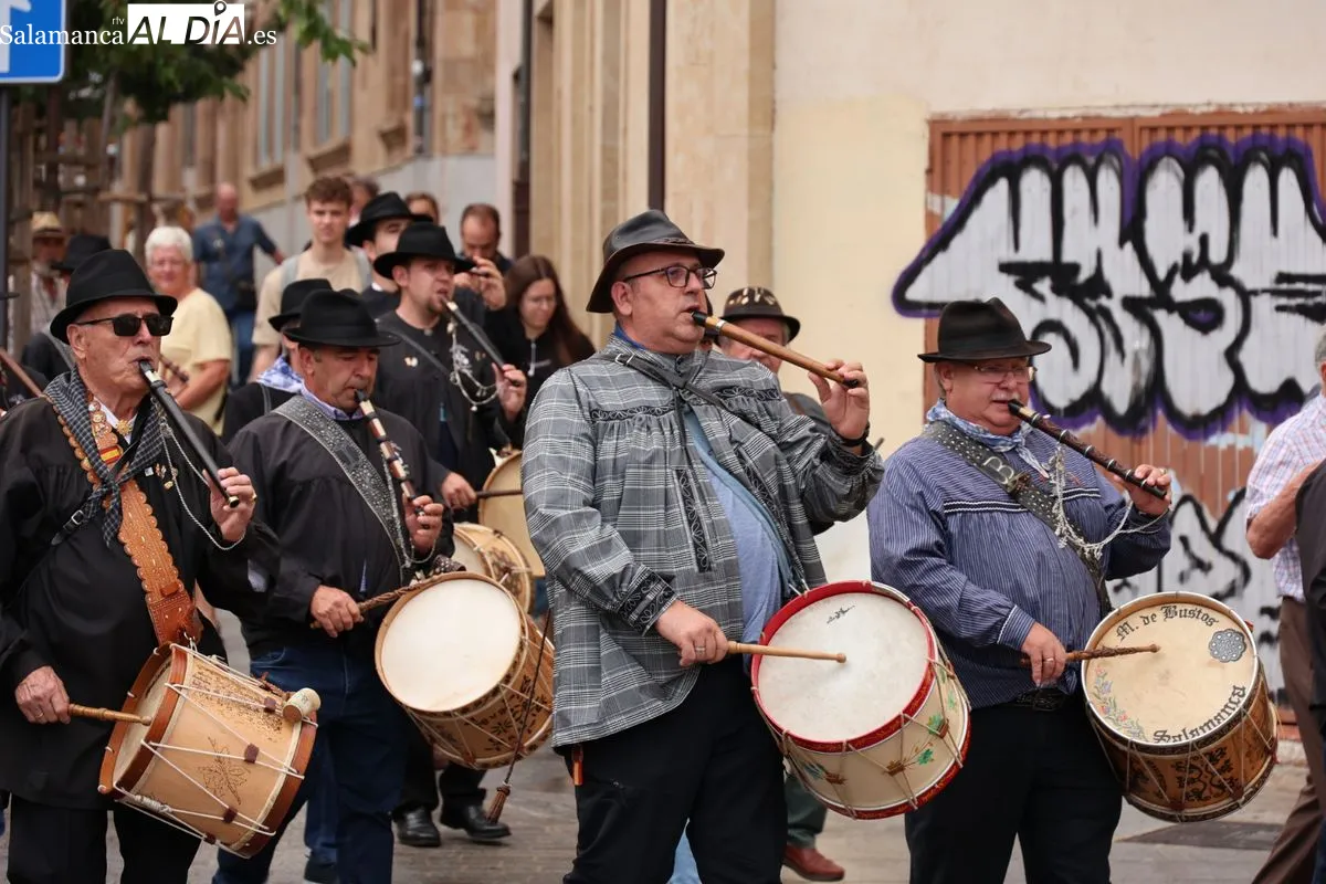 La agrupación folclórica Peña El Tamboril ha celebrado este domingo su tradicional pasacalles | FOTOS: David Sañudo
