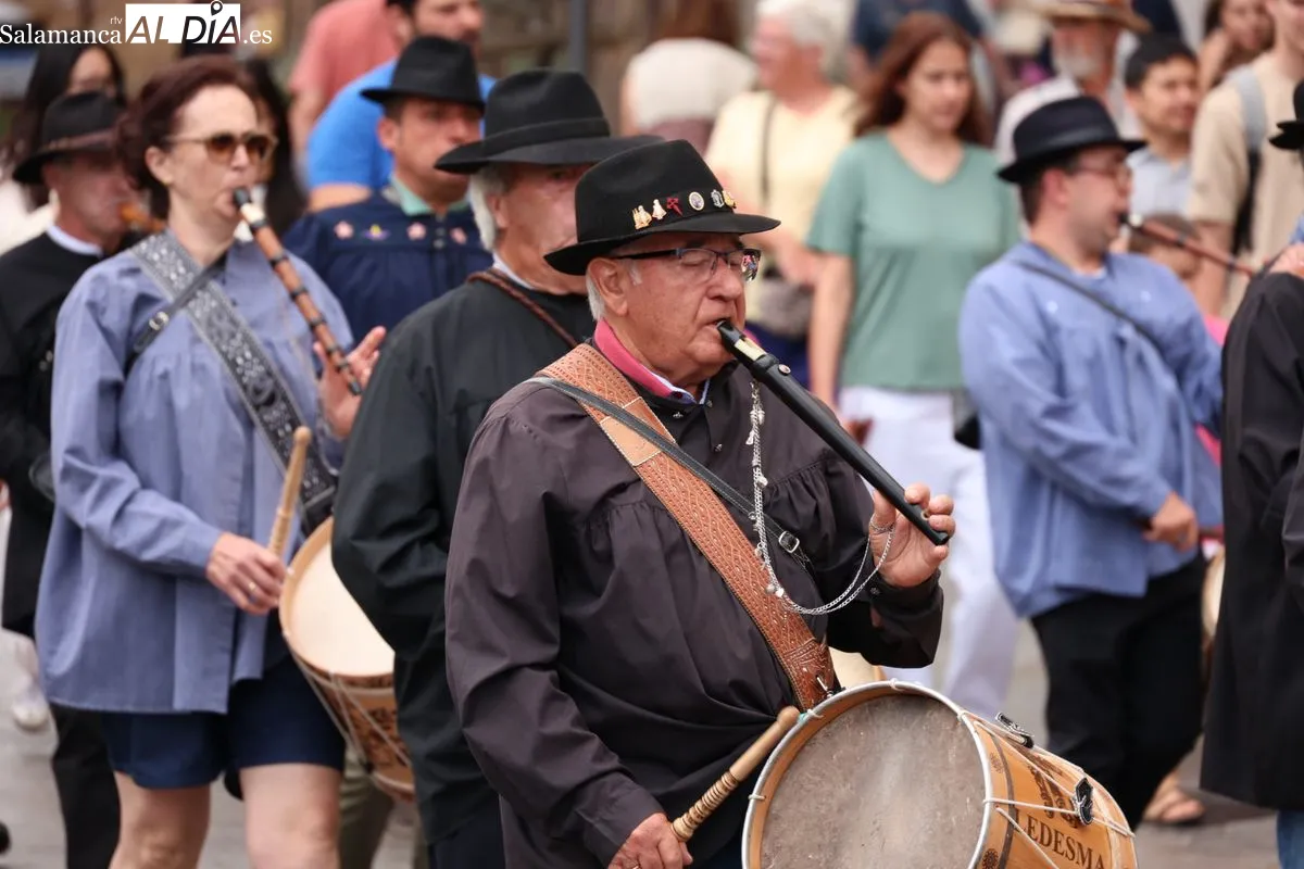 La agrupación folclórica Peña El Tamboril ha celebrado este domingo su tradicional pasacalles | FOTOS: David Sañudo