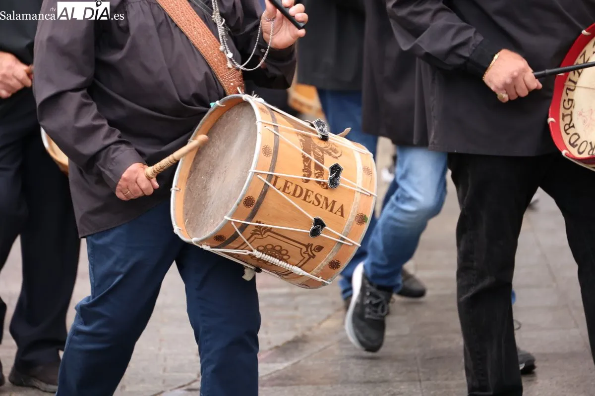 La agrupación folclórica Peña El Tamboril ha celebrado este domingo su tradicional pasacalles | FOTOS: David Sañudo
