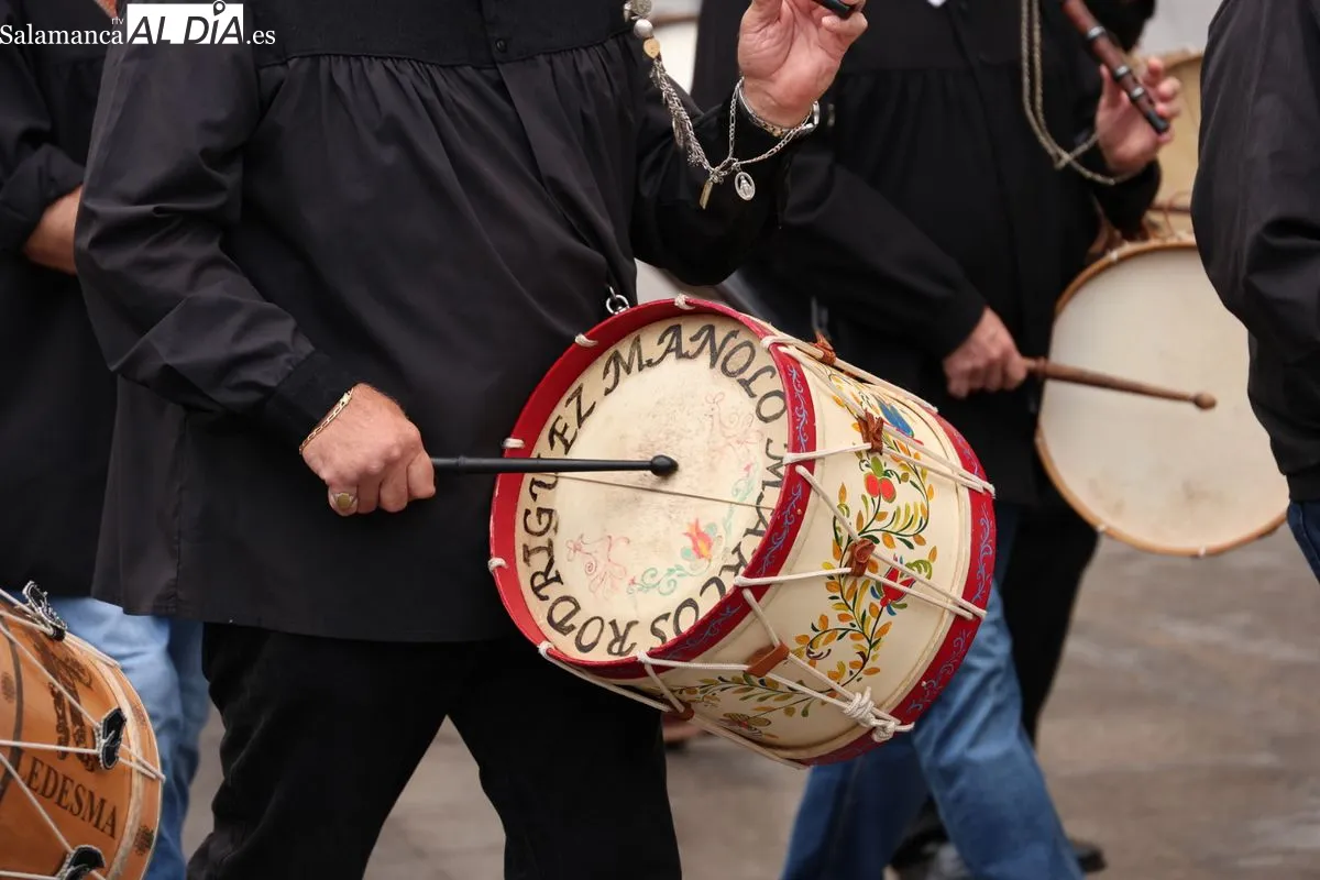 La agrupación folclórica Peña El Tamboril ha celebrado este domingo su tradicional pasacalles | FOTOS: David Sañudo