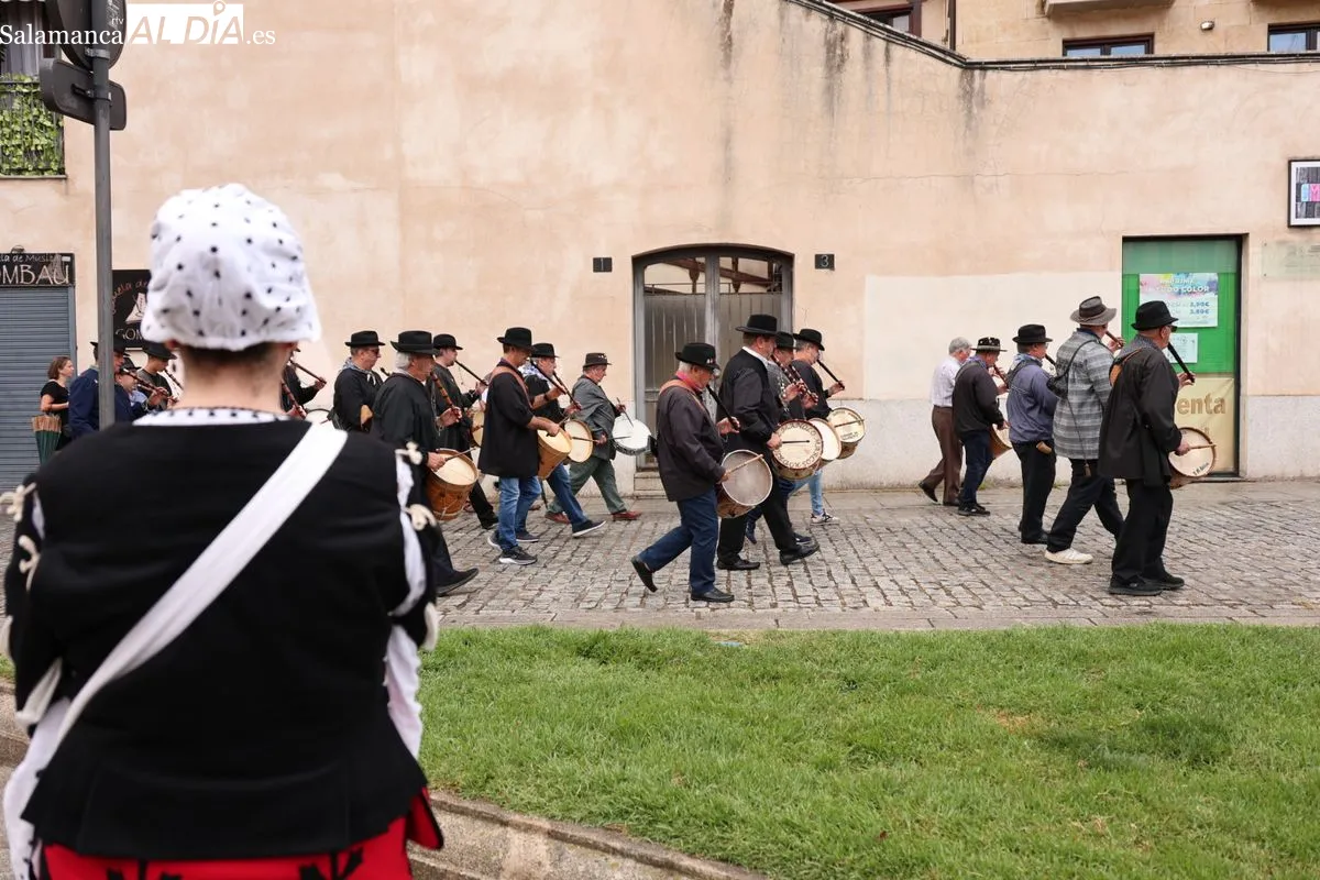 La agrupación folclórica Peña El Tamboril ha celebrado este domingo su tradicional pasacalles | FOTOS: David Sañudo