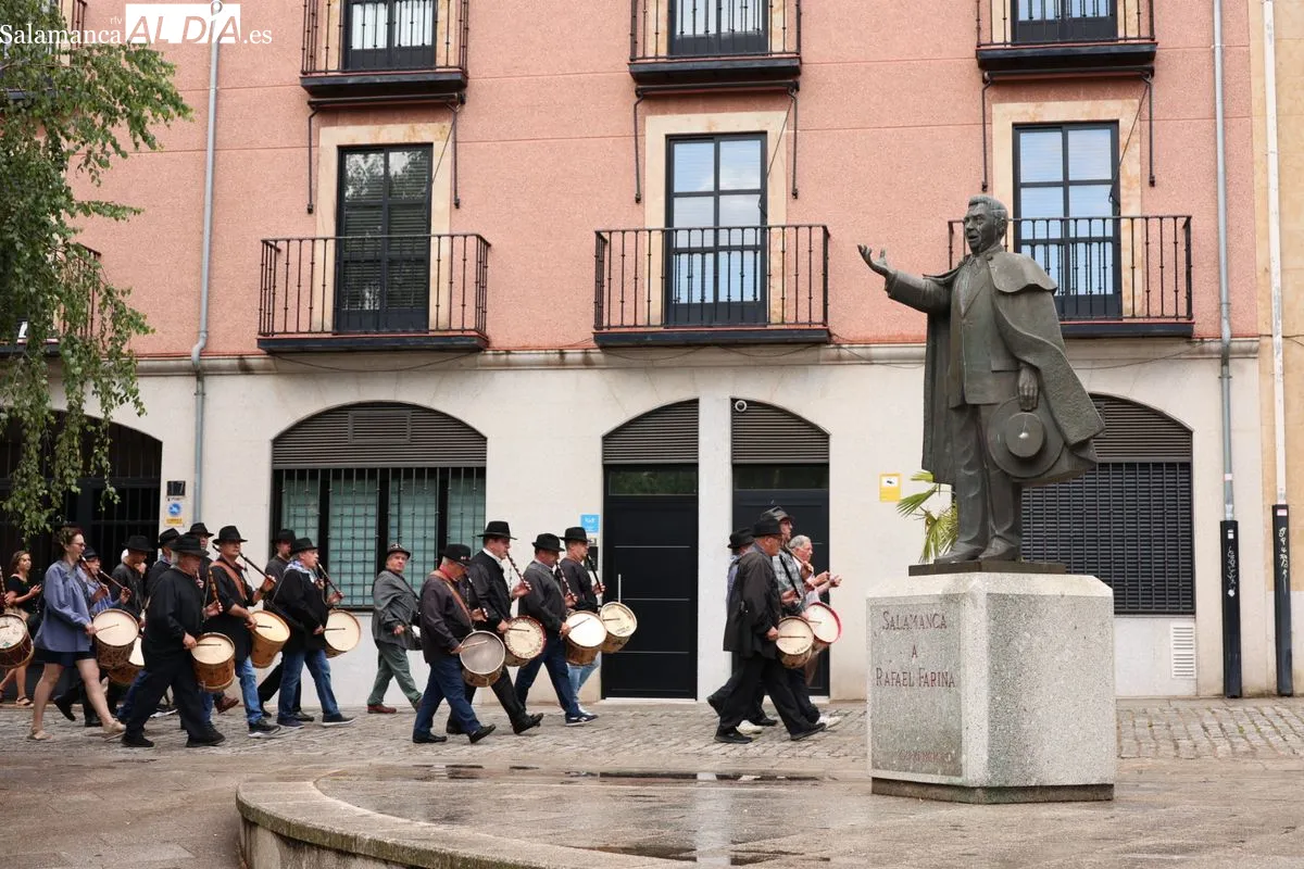 La agrupación folclórica Peña El Tamboril ha celebrado este domingo su tradicional pasacalles | FOTOS: David Sañudo