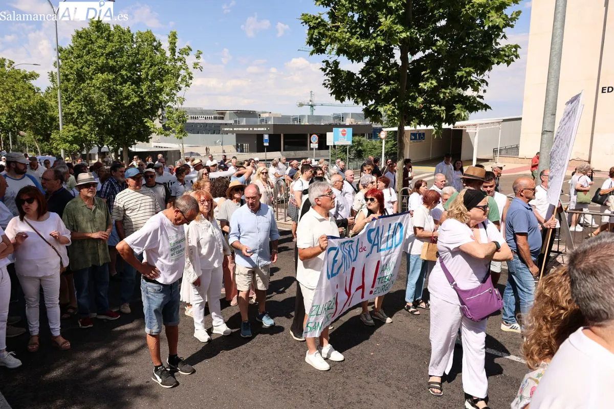 La Marea Blanca protesta en las calles de Salamanca por una sanidad pública digna | FOTOS: David Sañudo