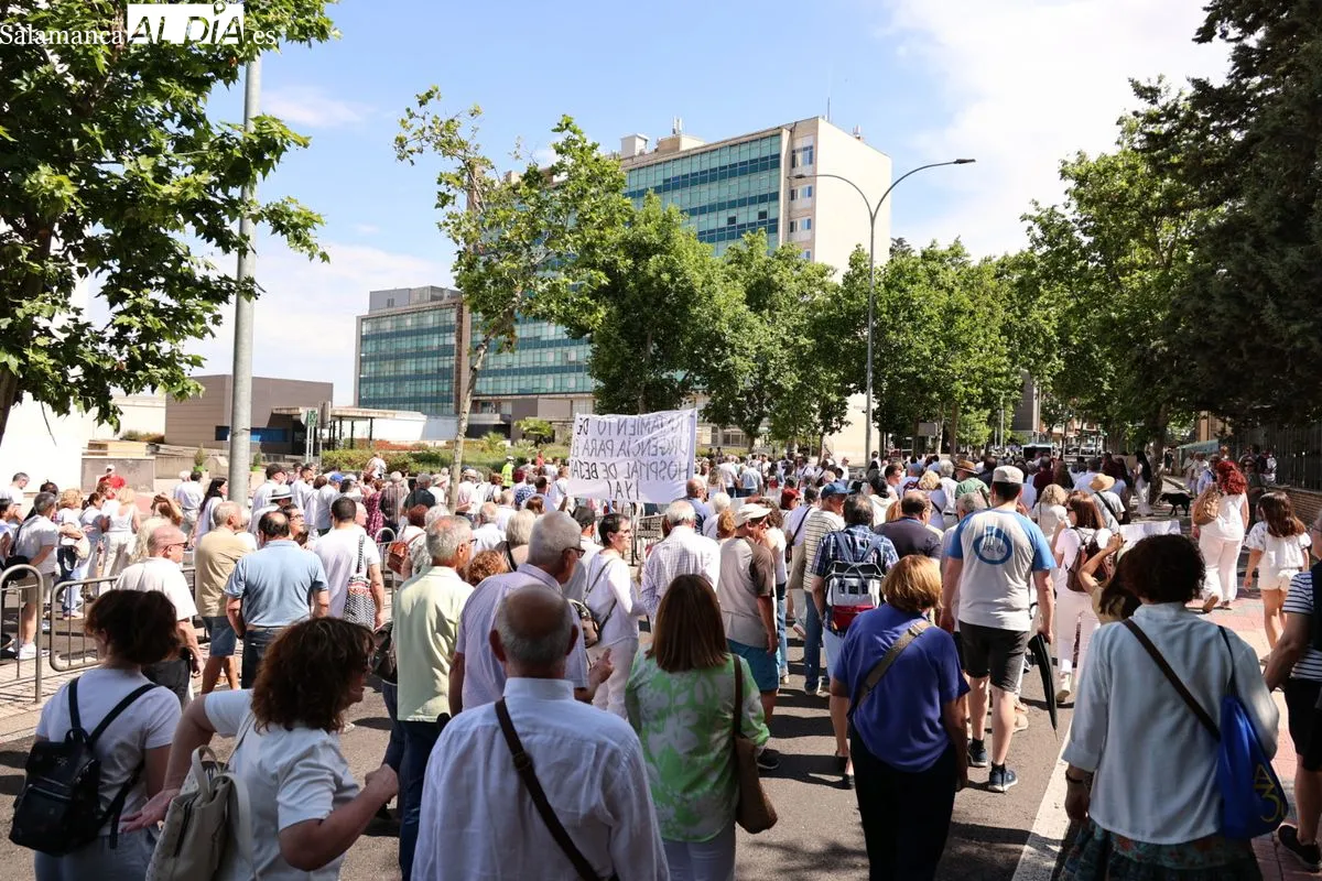 La Marea Blanca protesta en las calles de Salamanca por una sanidad pública digna | FOTOS: David Sañudo