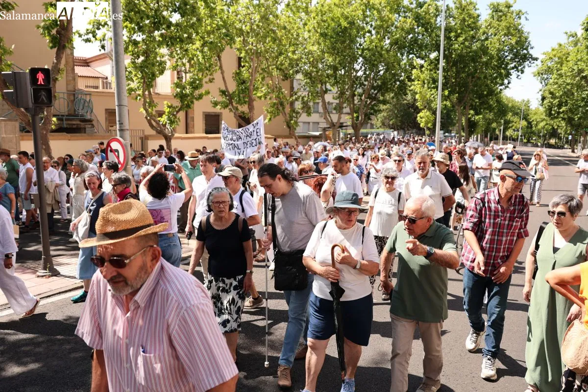 La Marea Blanca protesta en las calles de Salamanca por una sanidad pública digna | FOTOS: David Sañudo