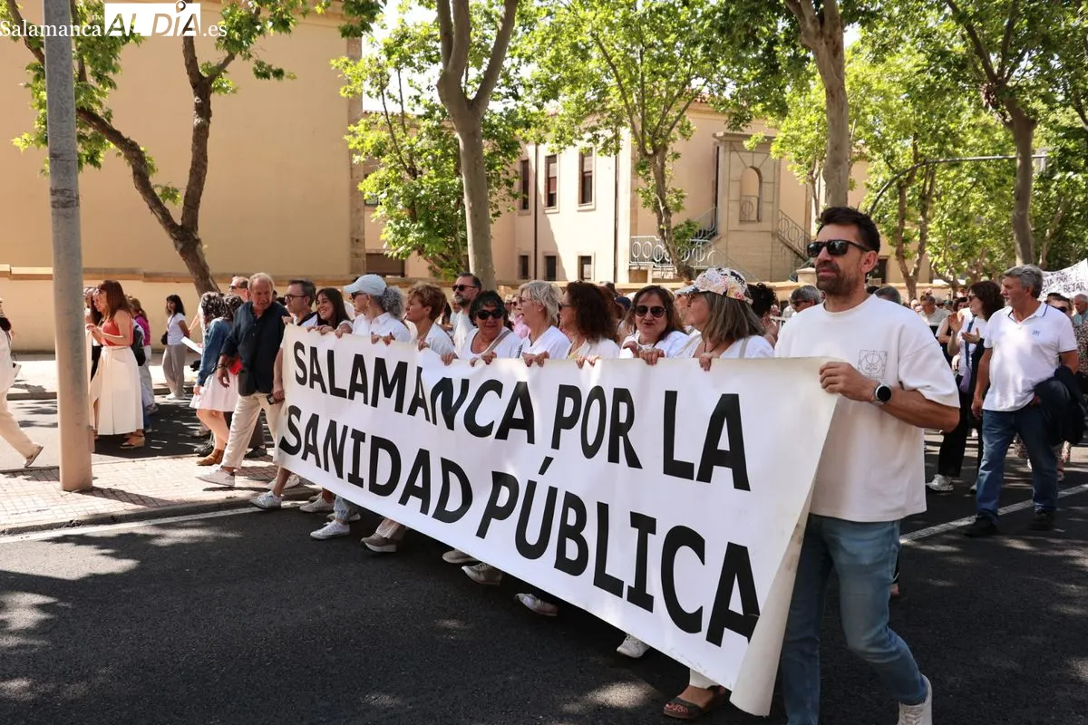 La Marea Blanca protesta en las calles de Salamanca por una sanidad pública digna | FOTOS: David Sañudo