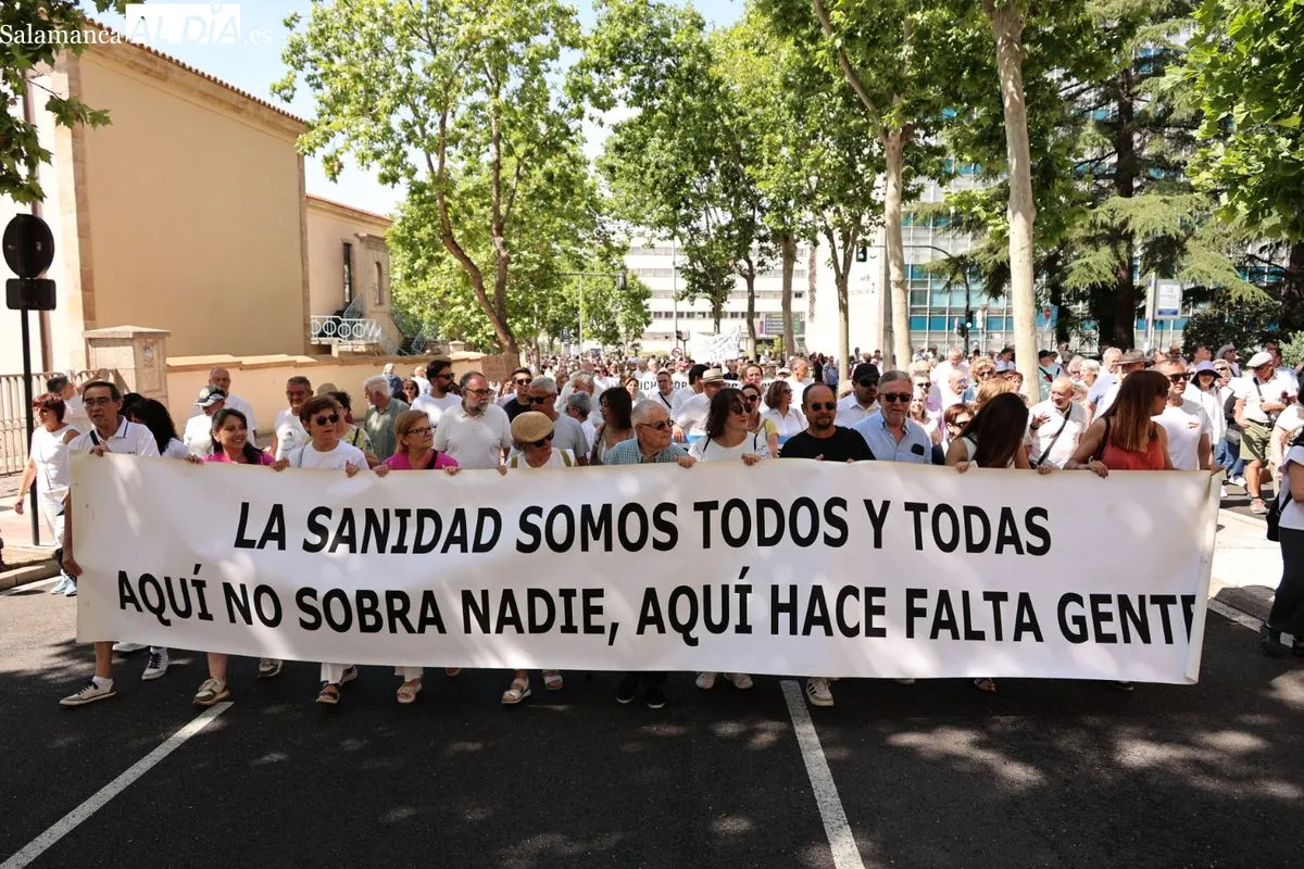 La Marea Blanca protesta en las calles de Salamanca por una sanidad pública digna | FOTOS: David Sañudo