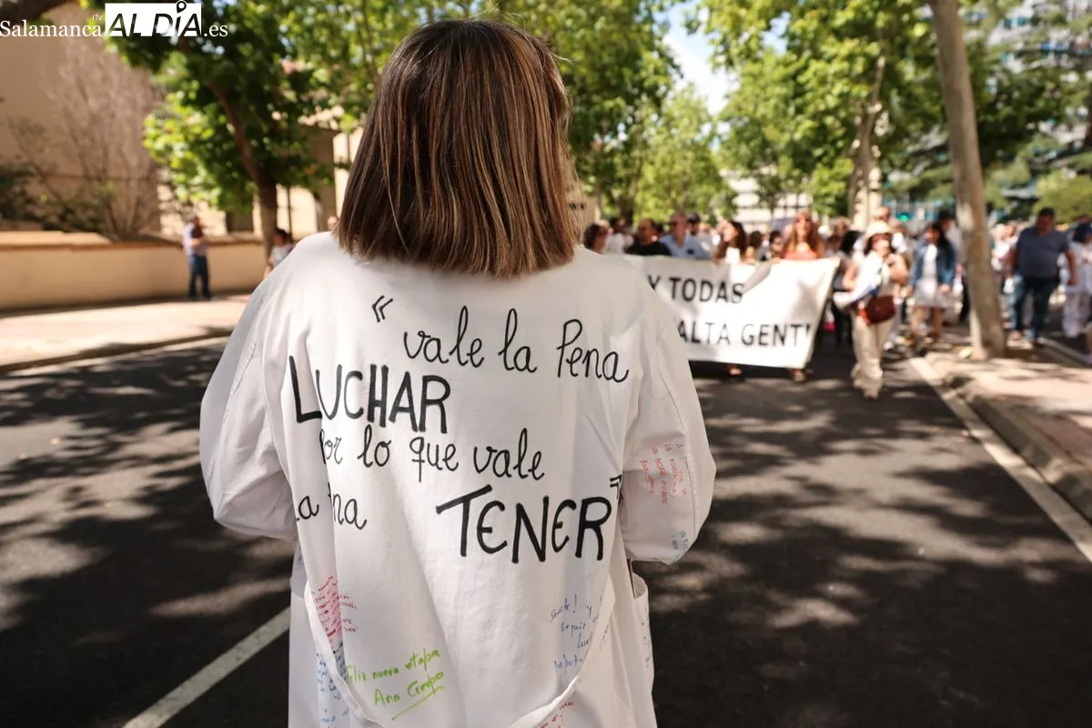 La Marea Blanca protesta en las calles de Salamanca por una sanidad pública digna | FOTOS: David Sañudo