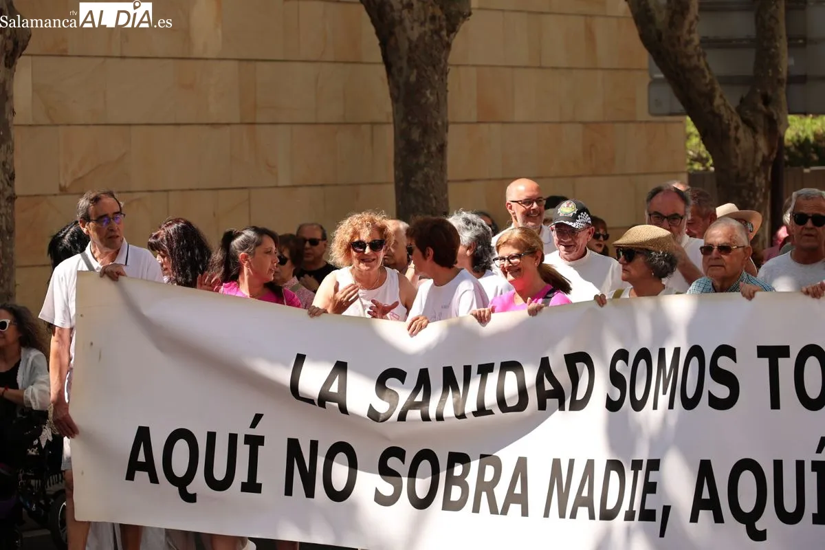 La Marea Blanca protesta en las calles de Salamanca por una sanidad pública digna | FOTOS: David Sañudo