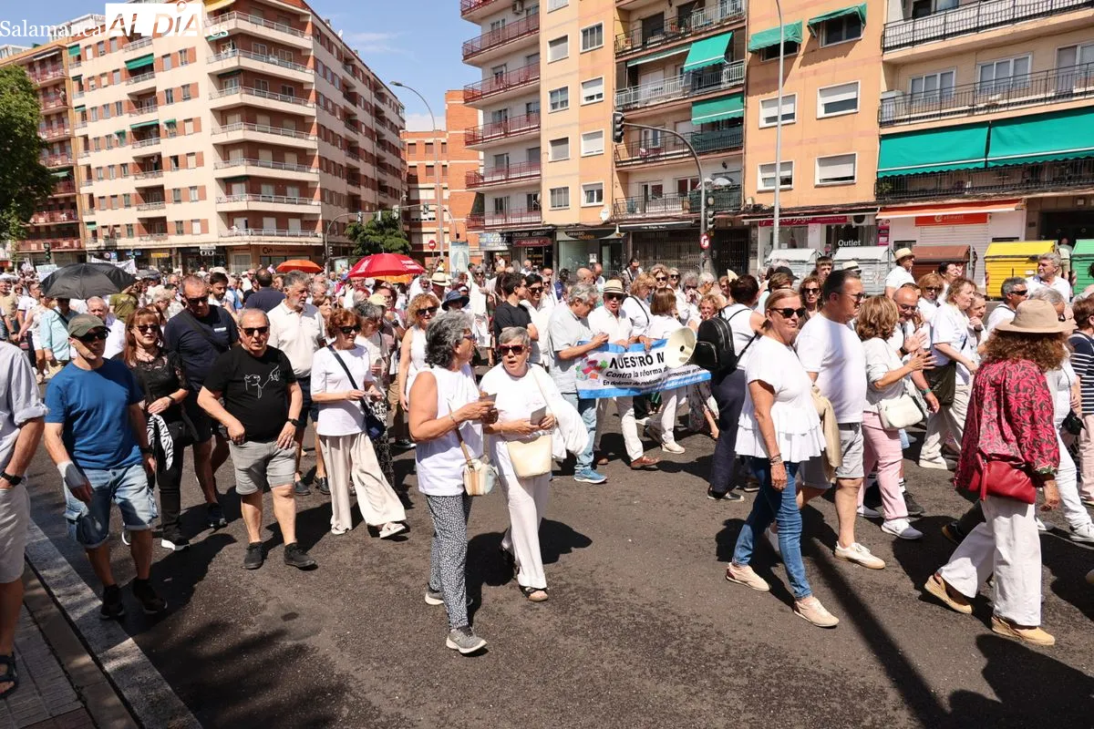 La Marea Blanca protesta en las calles de Salamanca por una sanidad pública digna | FOTOS: David Sañudo