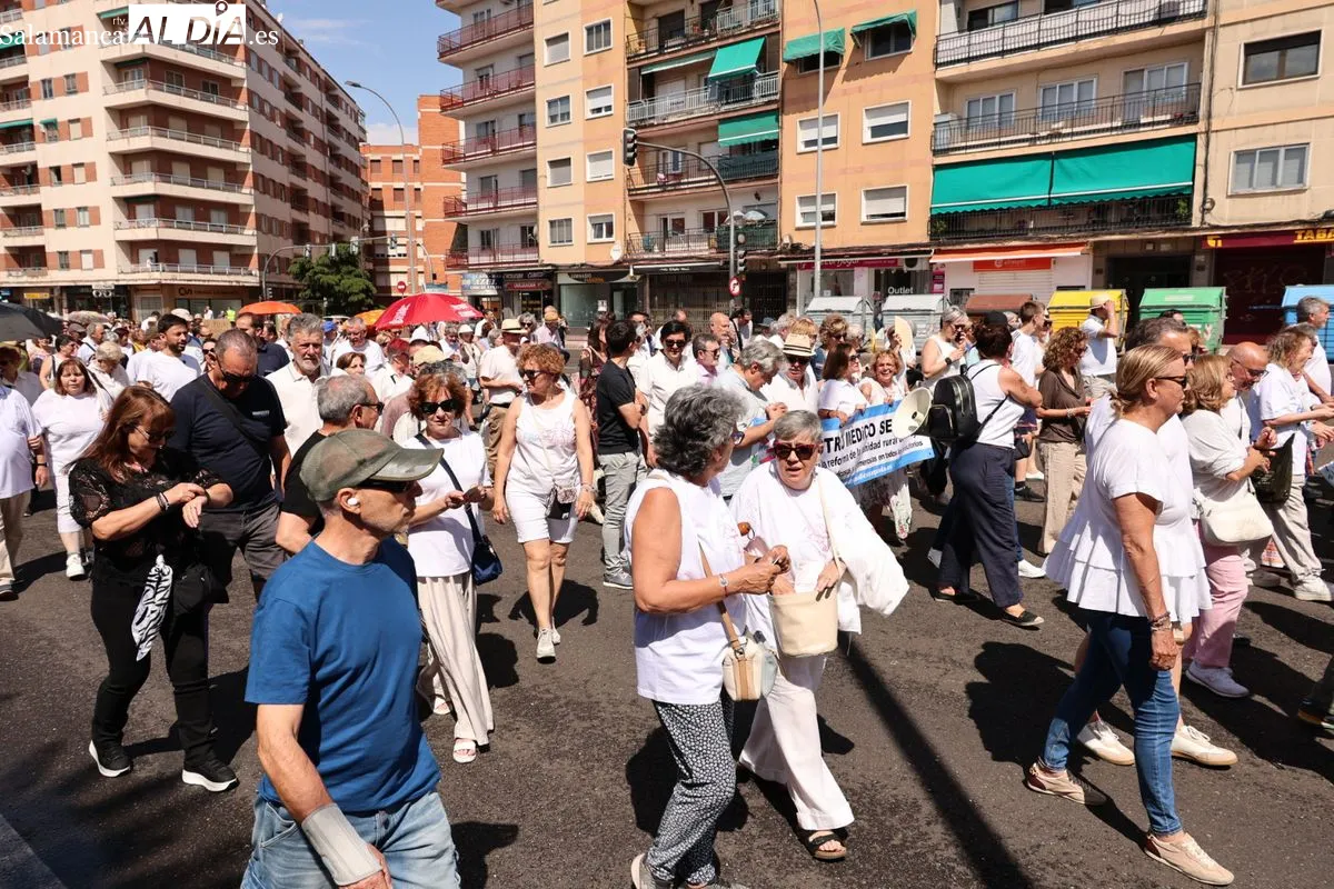 La Marea Blanca protesta en las calles de Salamanca por una sanidad pública digna | FOTOS: David Sañudo