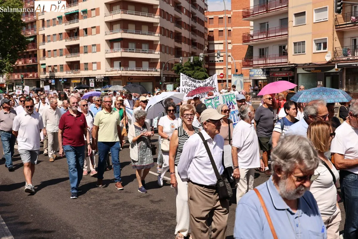La Marea Blanca protesta en las calles de Salamanca por una sanidad pública digna | FOTOS: David Sañudo