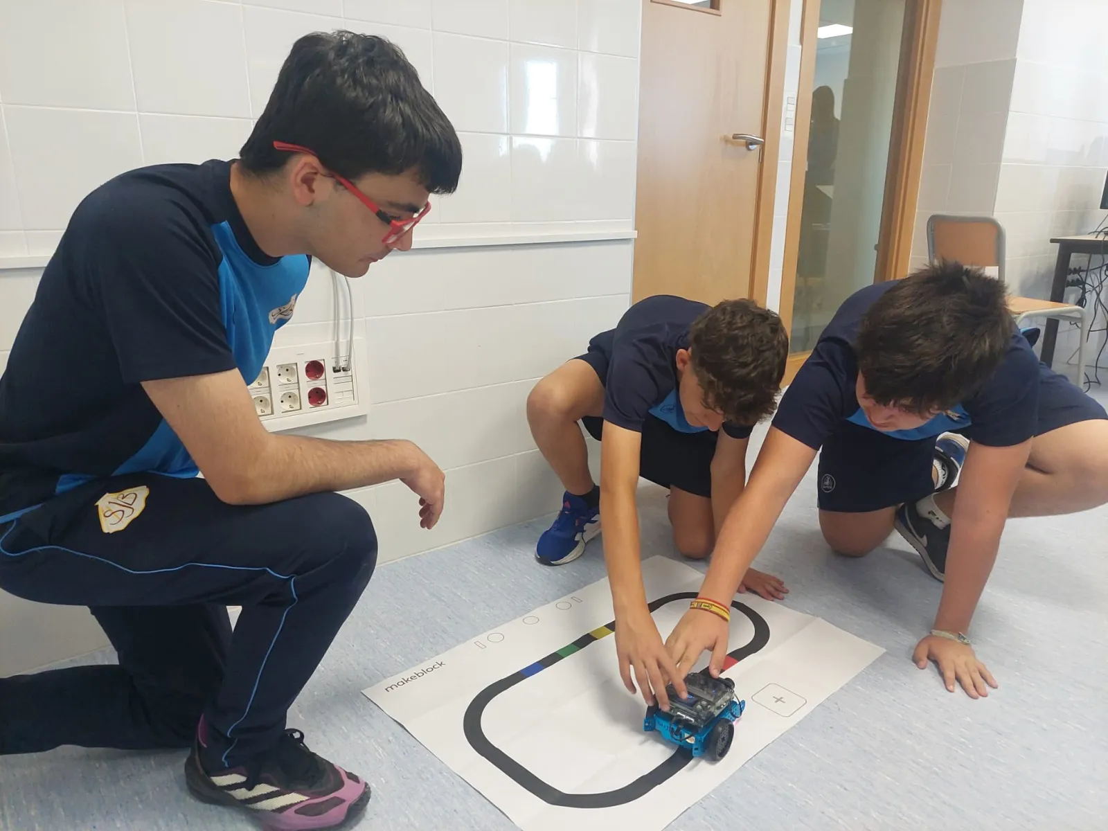 Foto 4 - Alumnos del San Juan Bosco descubren la rob&oacute;tica con el programa Escuela 4.0