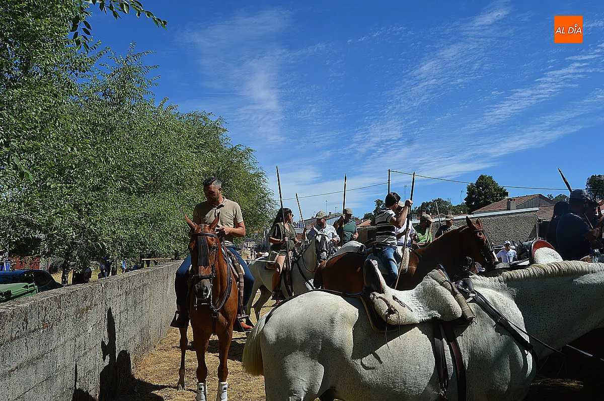 Encierro a caballo  del domingo de El Payo 