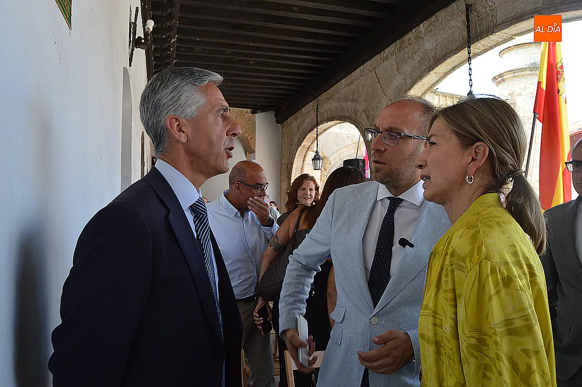 Firma convenio Oficina Coordinadora del Plan La Raya en la Galería del Ayuntamiento 