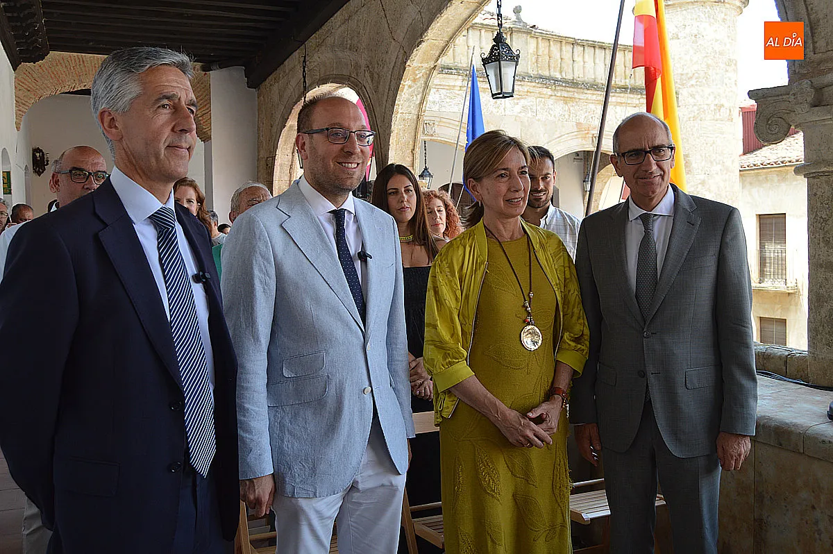 Firma convenio Oficina Coordinadora del Plan La Raya en la Galería del Ayuntamiento 