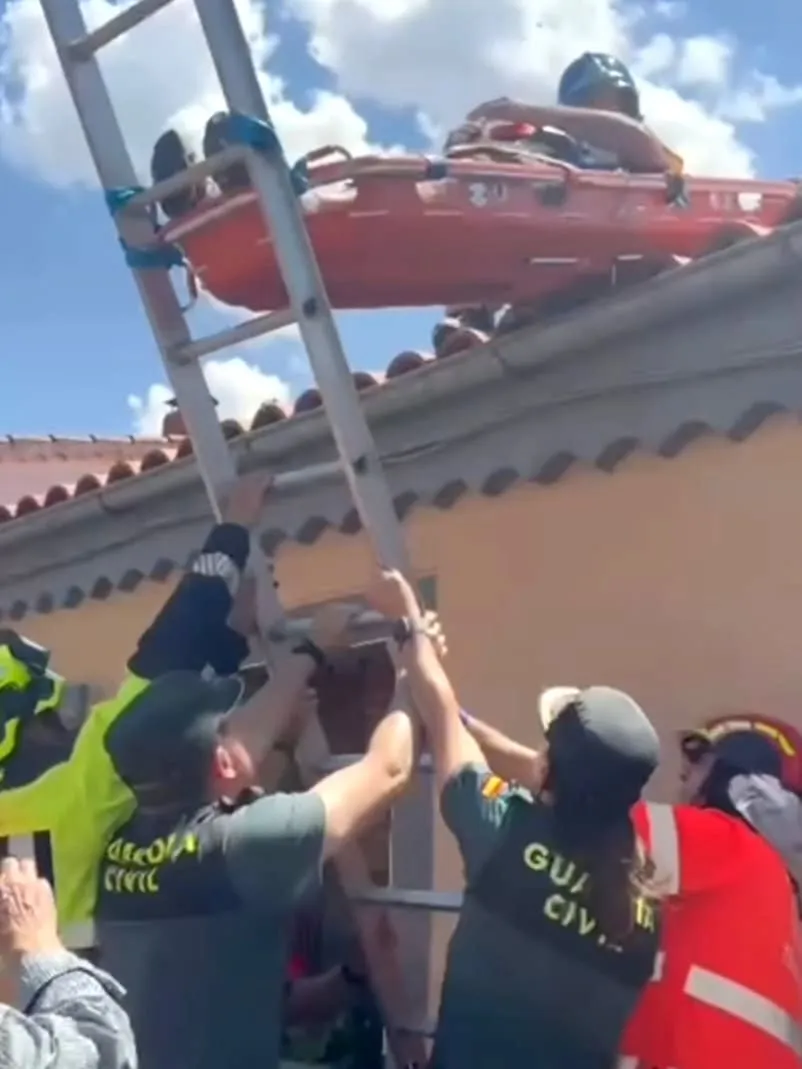 Rescate del vecino herido en un tejado de Cipérez. Imagen Guardia Civil de Salamanca