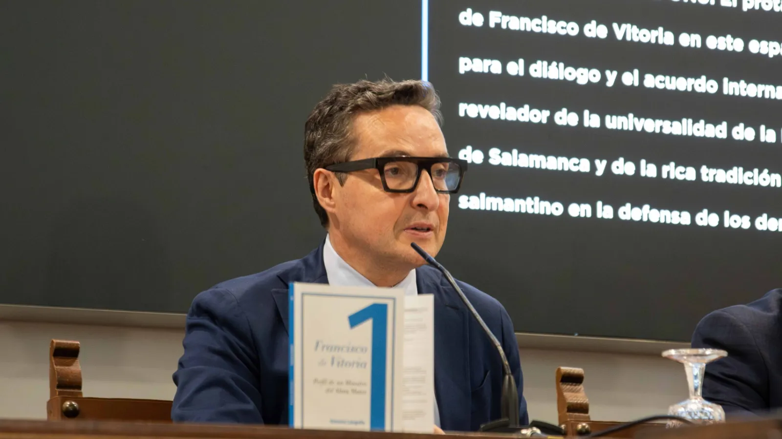 El rector de la USAL presenta la colección de libros en homenaje a la Escuela de Salamanca. Fotos: USAL