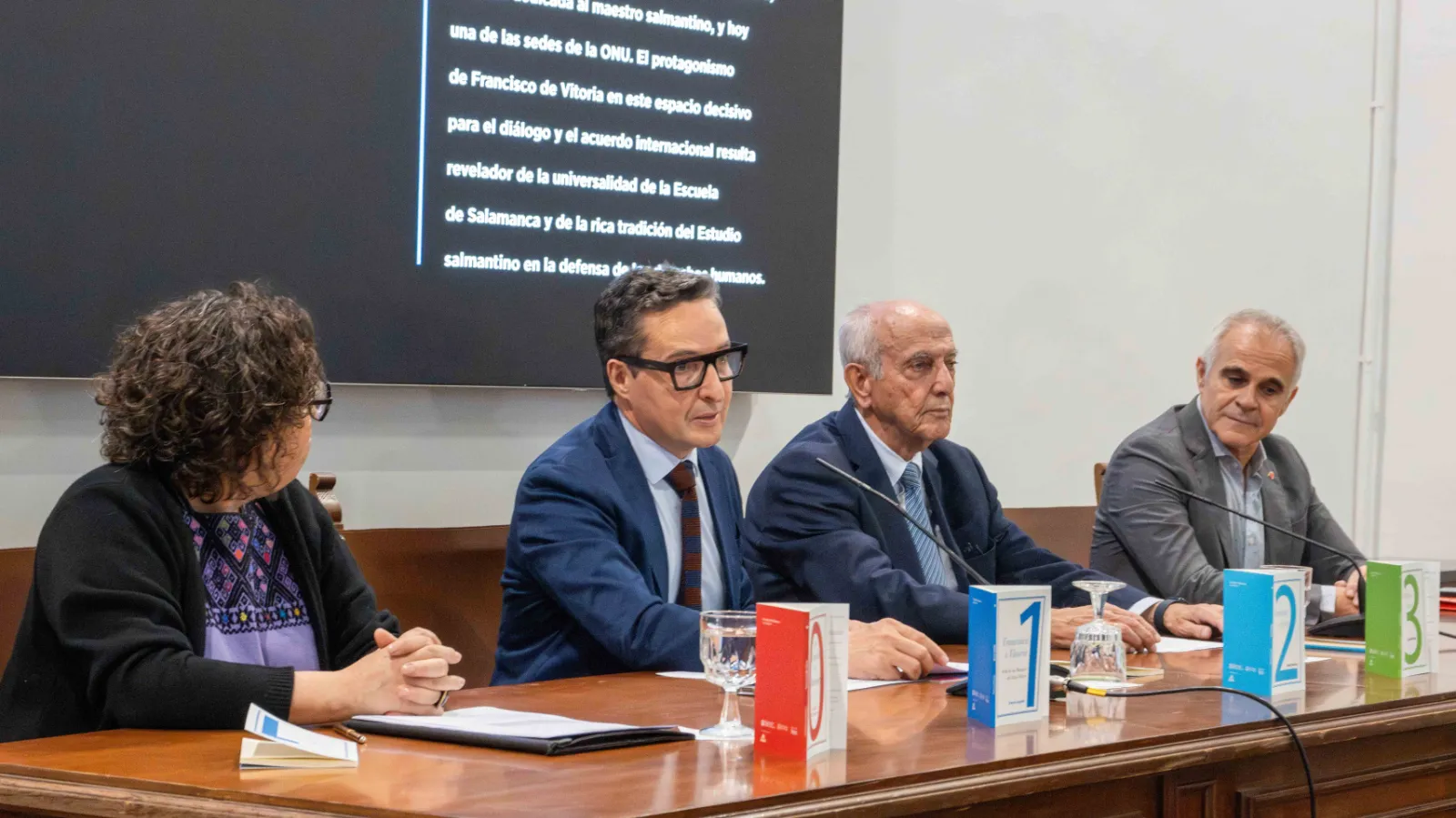El rector de la USAL presenta la colección de libros en homenaje a la Escuela de Salamanca. Fotos: USAL