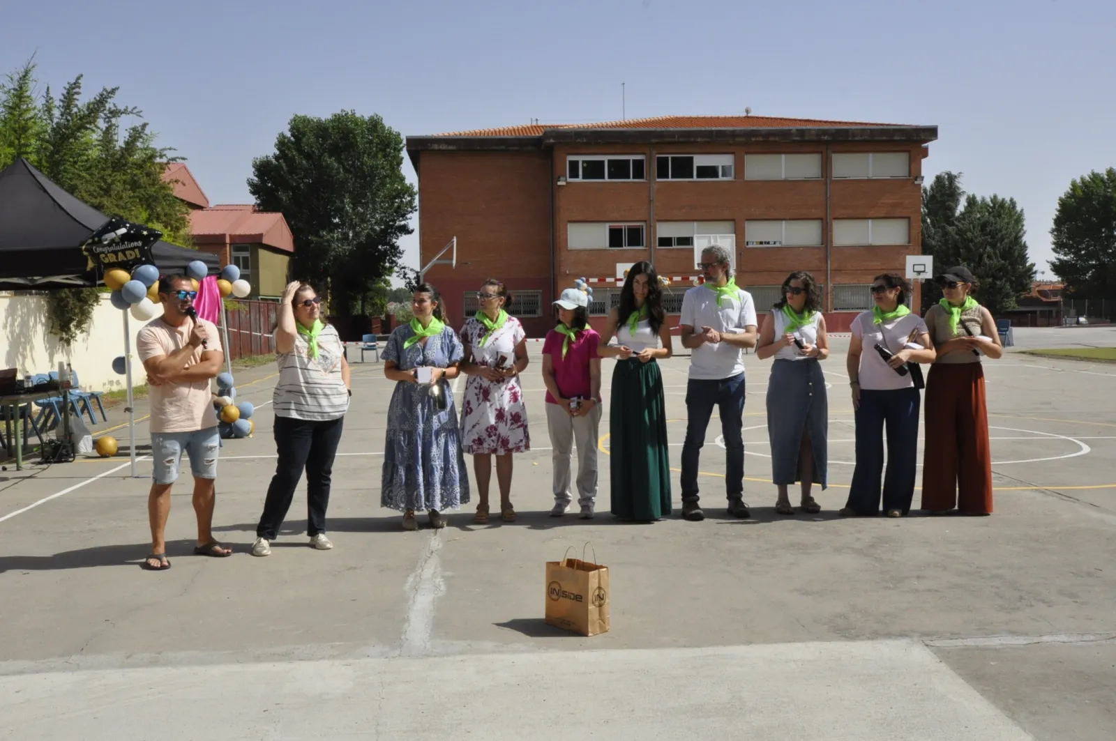 Foto 2 - Santa Marta homenajea a la directora del Colegio Miguel Hern&aacute;ndez en su graduaci&oacute;n