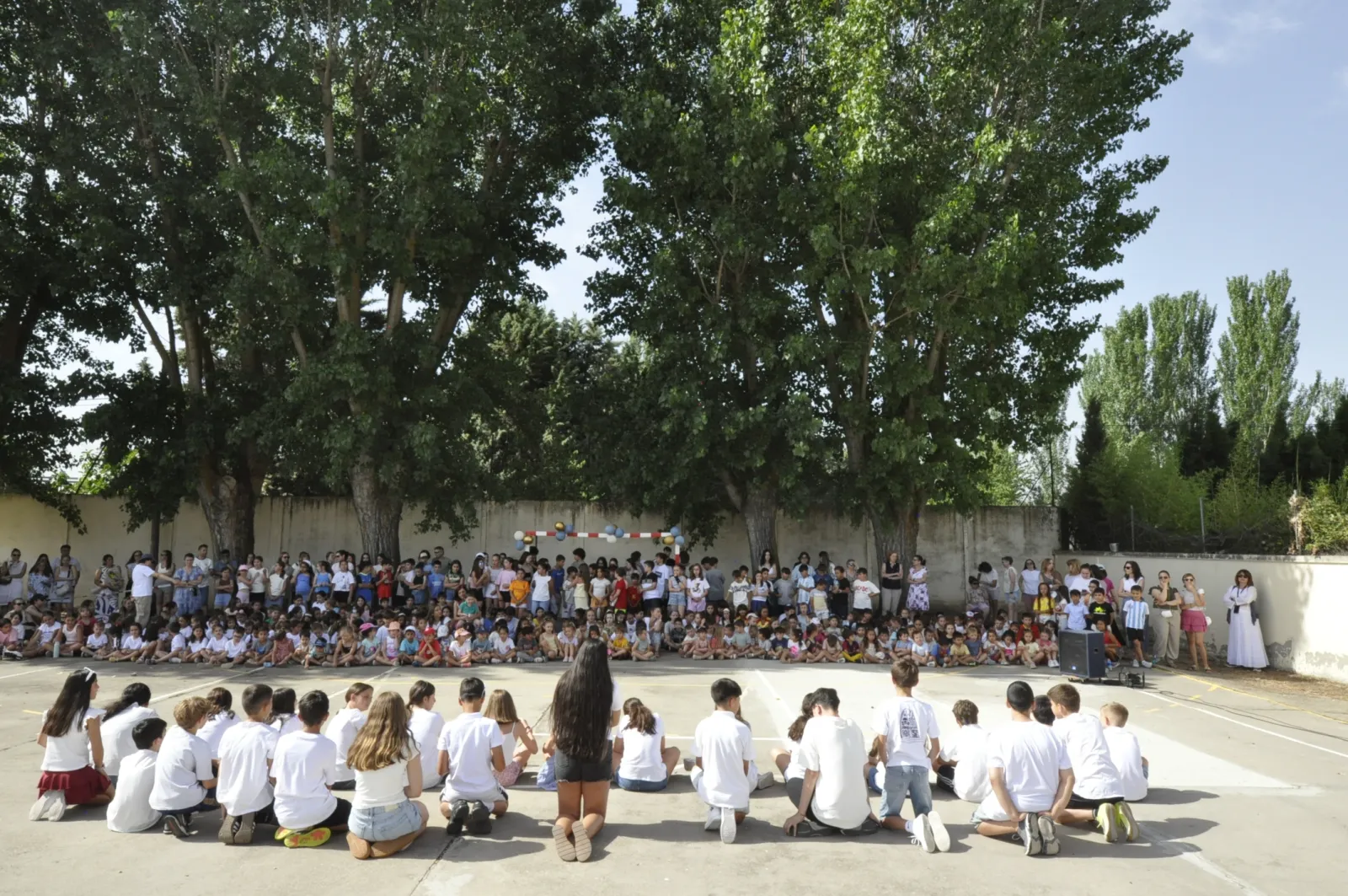 Foto 3 - Santa Marta homenajea a la directora del Colegio Miguel Hern&aacute;ndez en su graduaci&oacute;n