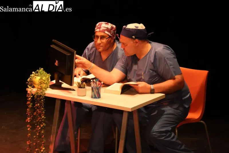 Foto 3 - Alba de Tormes se vuelca con &ldquo;Cuando la sonrisa vence al miedo&rdquo; y llena las dos funciones solidarias del Teatro de la Villa