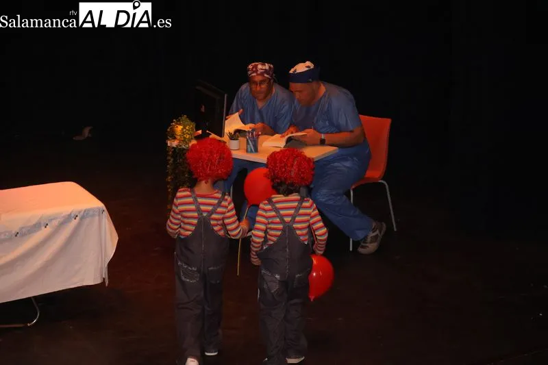 Foto 4 - Alba de Tormes se vuelca con &ldquo;Cuando la sonrisa vence al miedo&rdquo; y llena las dos funciones solidarias del Teatro de la Villa