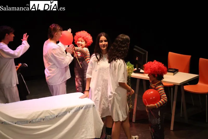 Foto 5 - Alba de Tormes se vuelca con &ldquo;Cuando la sonrisa vence al miedo&rdquo; y llena las dos funciones solidarias del Teatro de la Villa