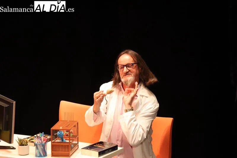 Foto 7 - Alba de Tormes se vuelca con &ldquo;Cuando la sonrisa vence al miedo&rdquo; y llena las dos funciones solidarias del Teatro de la Villa