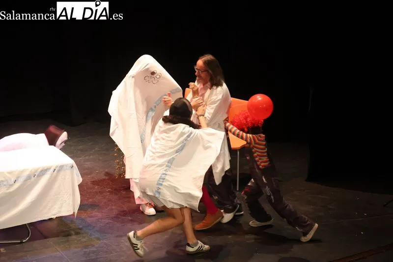 Foto 9 - Alba de Tormes se vuelca con &ldquo;Cuando la sonrisa vence al miedo&rdquo; y llena las dos funciones solidarias del Teatro de la Villa