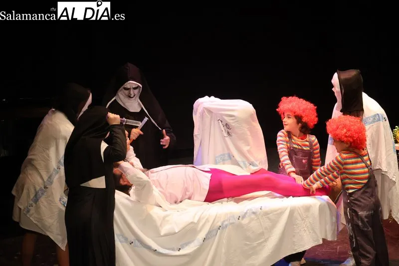 Foto 10 - Alba de Tormes se vuelca con &ldquo;Cuando la sonrisa vence al miedo&rdquo; y llena las dos funciones solidarias del Teatro de la Villa