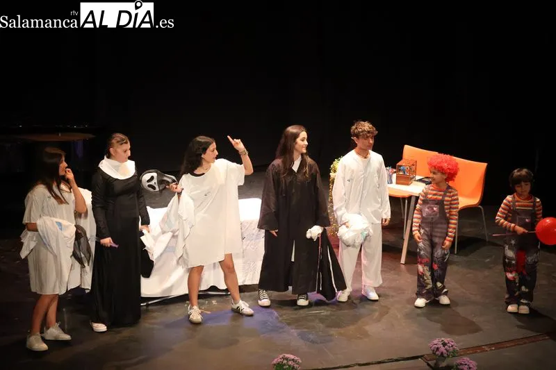 Foto 11 - Alba de Tormes se vuelca con &ldquo;Cuando la sonrisa vence al miedo&rdquo; y llena las dos funciones solidarias del Teatro de la Villa