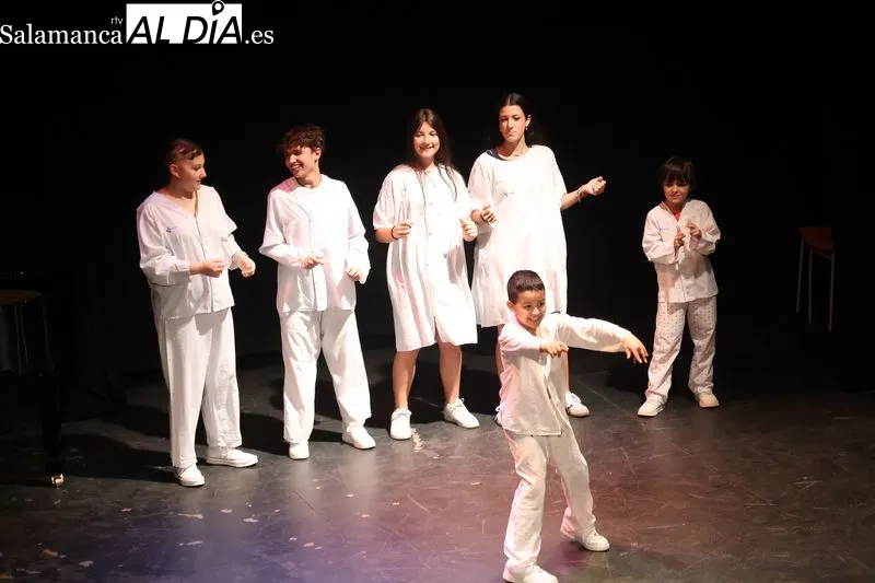 Foto 12 - Alba de Tormes se vuelca con &ldquo;Cuando la sonrisa vence al miedo&rdquo; y llena las dos funciones solidarias del Teatro de la Villa