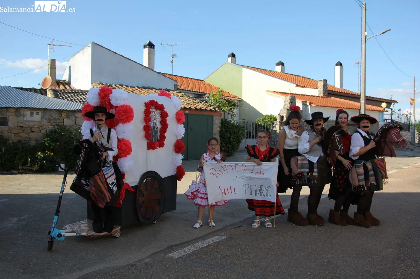 Divertida carrera de autos locos en Villar de Peralonso