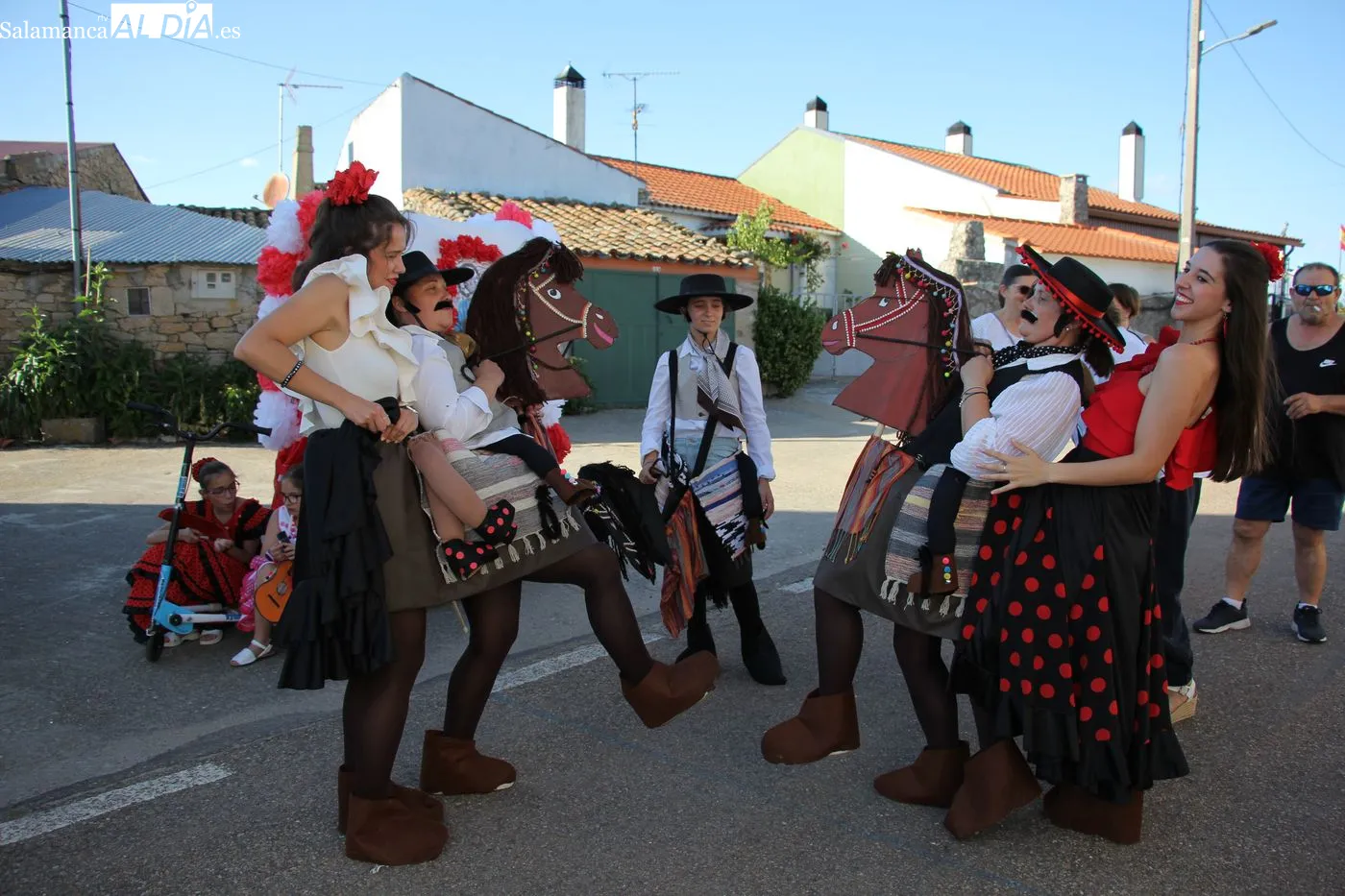 Divertida carrera de autos locos en Villar de Peralonso