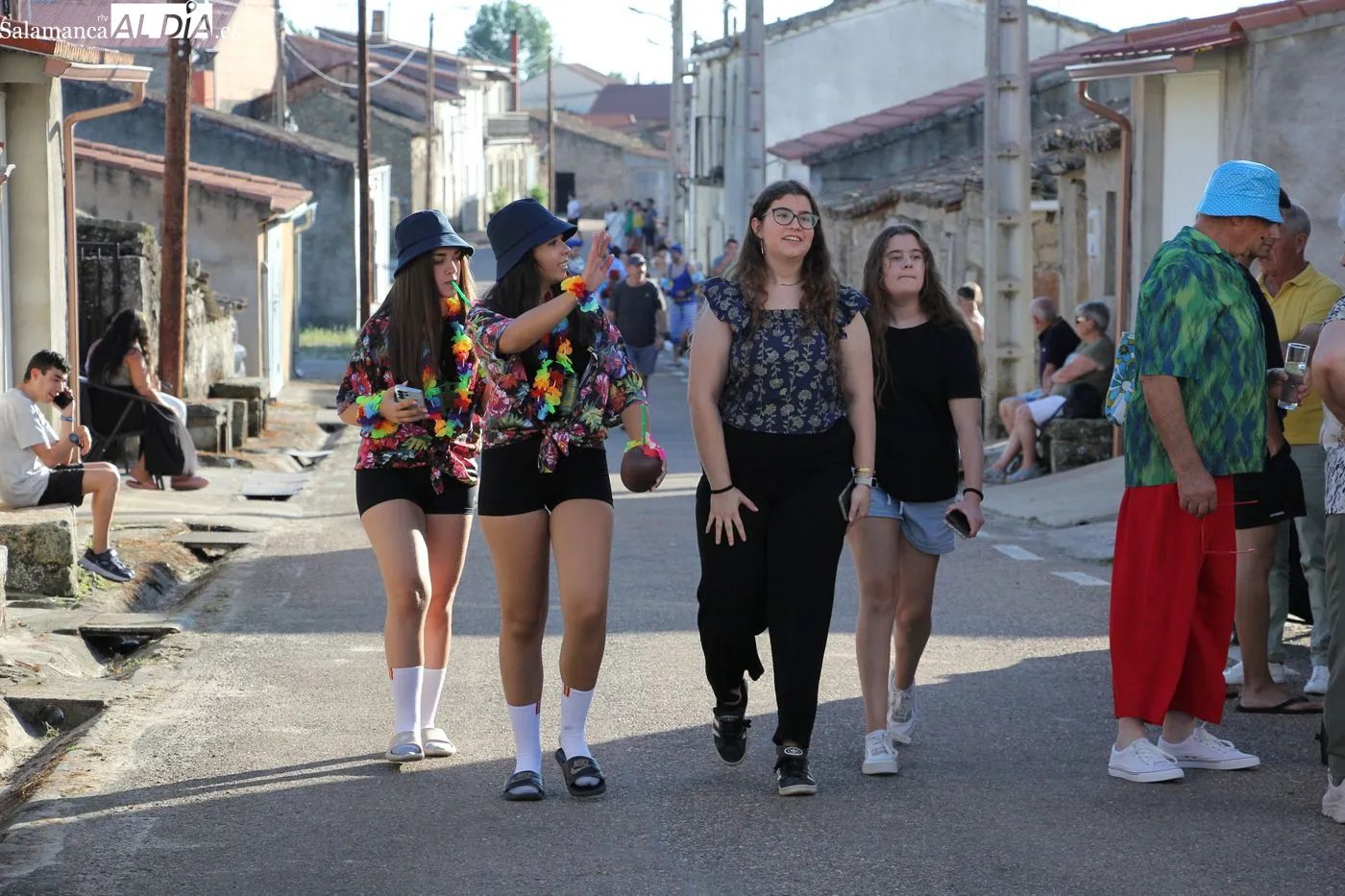 Divertida carrera de autos locos en Villar de Peralonso