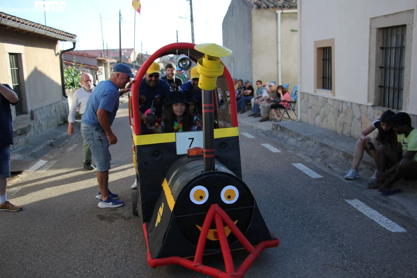 Divertida carrera de autos locos en Villar de Peralonso