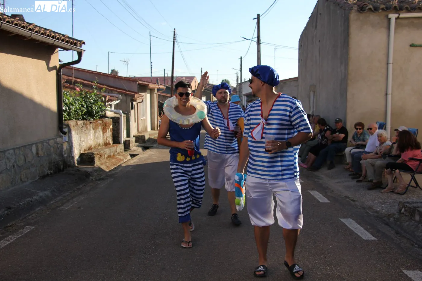 Divertida carrera de autos locos en Villar de Peralonso