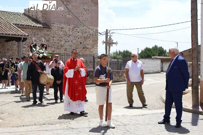 Foto 2 - Sieteiglesias de Tormes honra a sus patronos con la tradicional procesi&oacute;n y un reparto de 60 kilos de cerezas
