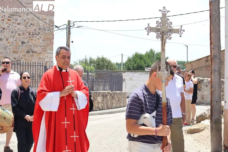 Foto 3 - Sieteiglesias de Tormes honra a sus patronos con la tradicional procesi&oacute;n y un reparto de 60 kilos de cerezas